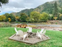 Riverfront House with hot tub, game room and more! 티로미크 팔스 주변 호텔