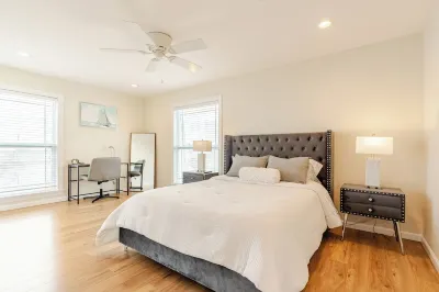 Luxury 2BD Oceanfront Condo + Private Parking, 2 Minute Walk to the Beach!