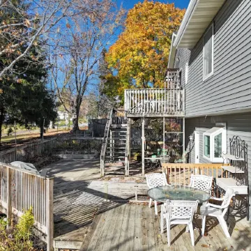 Spacious 6-Bed 3-Bath Retreat Next to park—ideal for Family & Group Getaways