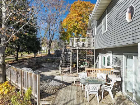 Spacious 6-Bed 3-Bath Retreat Next to park—ideal for Family & Group Getaways