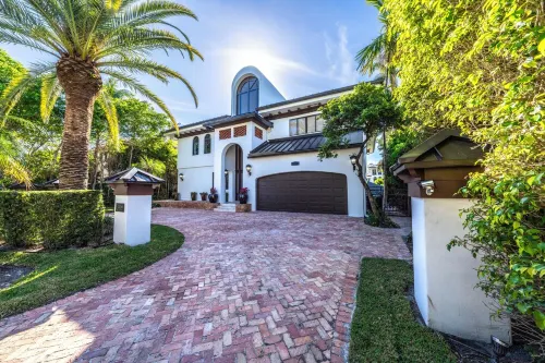 Villa Tropical,  Waterfront location off Las Olas in Seven Isles