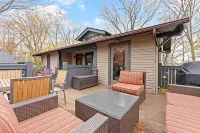 Heated pool and steps from downtown Saugatuck! Family-friendly retreat
