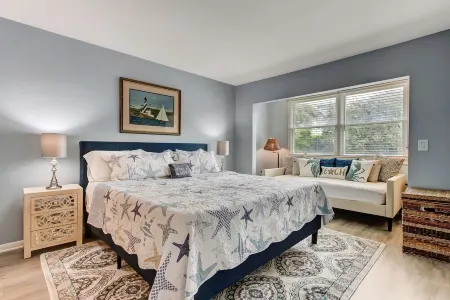 Renovated, Cozy 2Bd 2Ba, Steps from Private Beach & Pool!