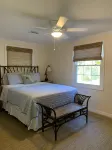 2/2 CABIN Directly on the Weeki Wachee River, Kayaks and a Canoe for Family Fun!