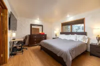 Spectacular views-5- cars easily. pool table and brand new hot tub.
