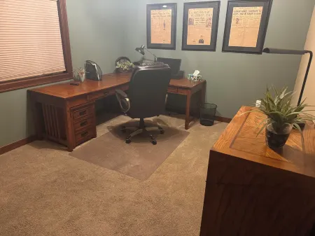 Cozy 2 br Home - Fireplace, Man Cave, Office, & Heated Garage Spaces