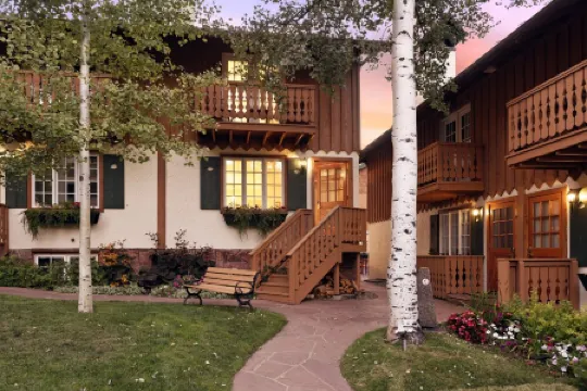 Deluxe private townhome minutes walk to Aspen Mountain skiing and downtown!