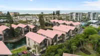 Steps to 2025 #1 Rated Beach in USA Spacious2+2Condo,Pool,GarageTranquil Setting - พร้อมระเบียง