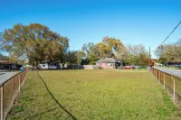 Charming 2-bedroom house with huge yard and firepit in Eagle Lake