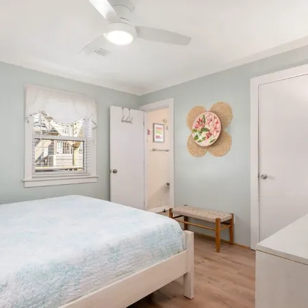 Charming OCEANSIDE Cottage Steps from the Beach in South Nags Head