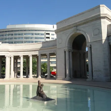 Luxe 6 Floors w Parking! Walk to Museums, Convention Center, Shops & Cafes.
