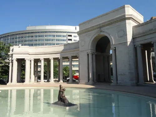 Luxe 6 Floors w Parking! Walk to Museums, Convention Center, Shops & Cafes. - บังกะโล