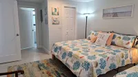 BEACHSIDE COZY GETAWAY! Walk/Bike to Beach,Dining,Bars,Small fenced yard for pet