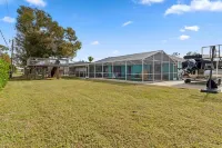Charming 4-bedroom Pool and Hot Tub home with WiFi in delightful Port Charlotte