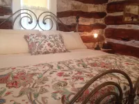 Romantic Luxury Log Cabin- Guest House *Wine and Hot Tub for 2 - Alphydda