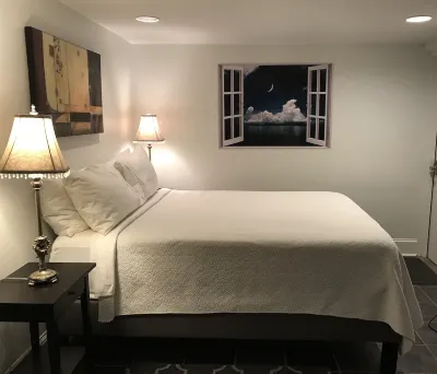 Private Apt. in Historic Home: Walk to Monuments, Museums & Convention Center. فنادق في 