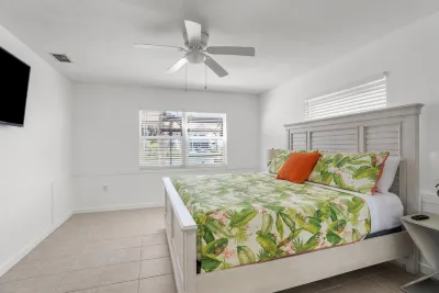 Newly Remodeled! Kayaks- Watermat ! Bike!  5 Mins from Weeki Wachee Springs!