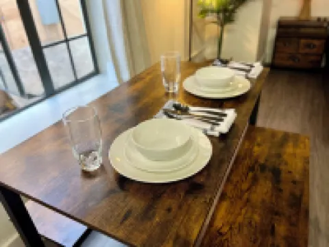 Boho Haven with Free Parking, Wifi and King Bed, Walk to Clubs, U of A and Food