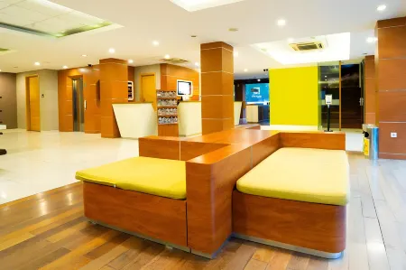 Life Hotel Stasiun Kota Surabaya Отели в г. Simokerto