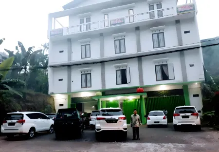 Bukit Cemara View Guest House Отели рядом с достопримечательностью «Coban Rondo Waterfall»