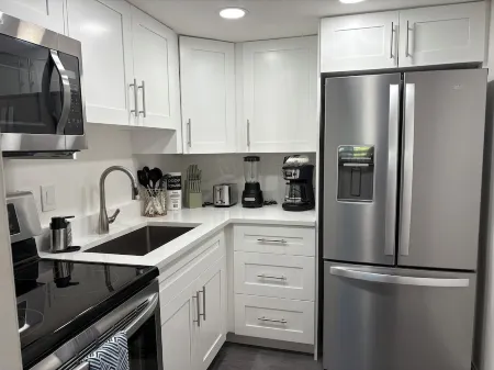 Spacious 1-bedroom apartment with WiFi, AC in lovely East Delray Beach Отели рядом с достопримечательностью «The Art Arena Gallery»