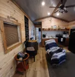 Cozy tiny cabin, close to local activities. Pet friendly. Suited 2 adults. - Chalets