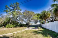 Beach-Themed Cozy Cottage Close to Downtown, Beaches, Pinecraft & Legacy Trail!