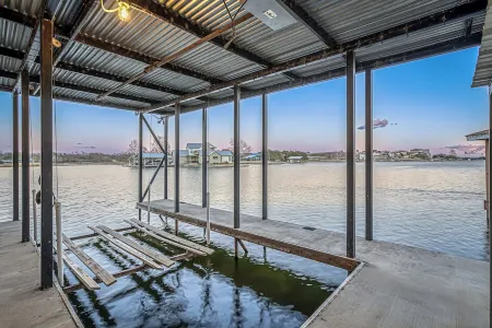 Waterfront Getaway • Hot Tub, Dock & Views