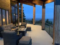 Luxury Private Cabin. Spectacular setting!  Amazing Views, 80 acres, Hot Tub