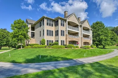Luxury Mountain Golf w/ Pool & Hot tub