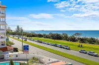BeachView: Alex Heads beachfront, ocean views, air-con, lift, parking