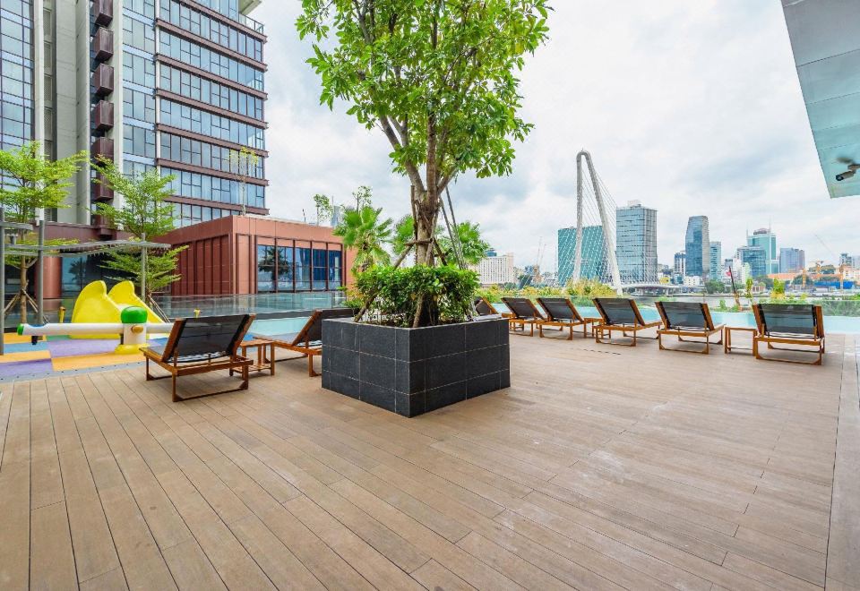 [수영장 시설이 갖춰진 동동 아파트 더 메트로폴의 전경]