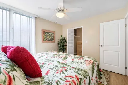 OCEAN FRONT facing, RENOVATED 2nd floor END unit with great SUNSET OCEAN VIEWS!! Отели рядом с достопримечательностью «Hulihe'e Palace»