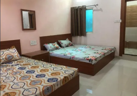 Hotel Saraswati Atithi Bhawan Vrindavan Отели рядом с достопримечательностью «Bankey Bihari mandir darshan Vrindavan»