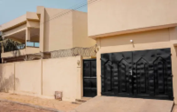 Apartment Sleeps 6 with Free Parking Hotels in 