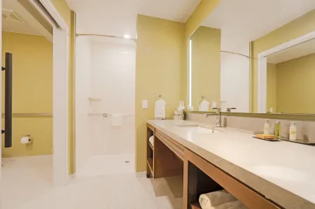 DoubleTree by Hilton Campbell - Pruneyard Plaza Отели рядом с достопримечательностью «Лос Гатос Крик Трейл»