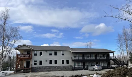 Alaska Lake + Lodge at Longmere