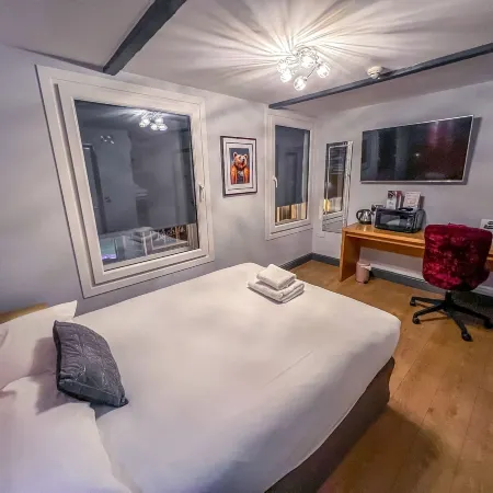 Twenty Hotel and Bar