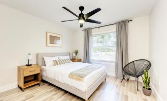 Charming Florida Beach Home w King Bed Patio