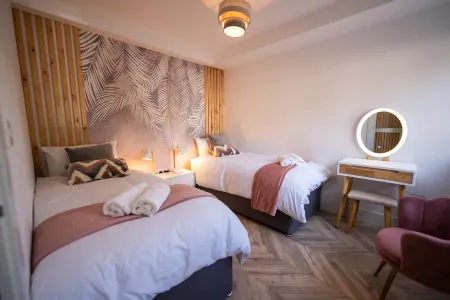 Exquisite 6 Bedroom Luxury Home Manchester Отели рядом с достопримечательностью «Колледж Коннелл Сикст Форм»