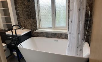 Captivating 4-Bed House in Wakefield