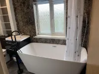 Captivating 4-Bed House in Wakefield Hôtels à : Normanton