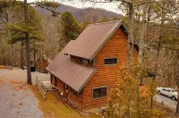 Chelle's Sanctuary 2 Bedroom Cabin by RedAwning Hotels near CAM Cabin Crafts