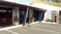 The Rocks Motel - parking