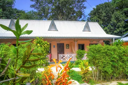 Bernique Guesthouse Отели рядом с достопримечательностью «Анс Саурс Дарджент»