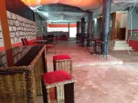 Korompoi Motel فنادق في Olooloitikosh