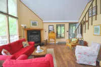 Treetop Cabin -- Pool Access - Fireplace - Grill - Screen Porch - Deck - Wifi - Golf Nearby