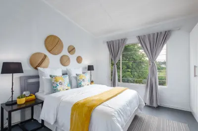Stylish 2-Bed Apartment in Centurion, Pretoria Hotels near Blu Valley Mall