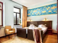Hotel Aristo Hotels near Town Hall