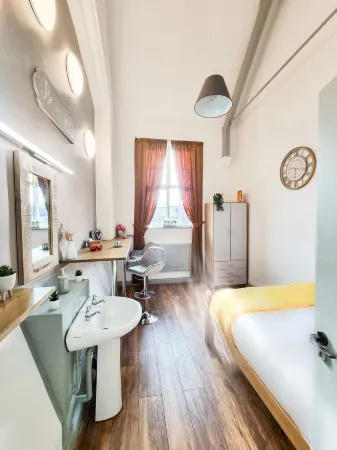 Cades Accommodation Отели рядом с достопримечательностью «Университет Уольверхэмптон»